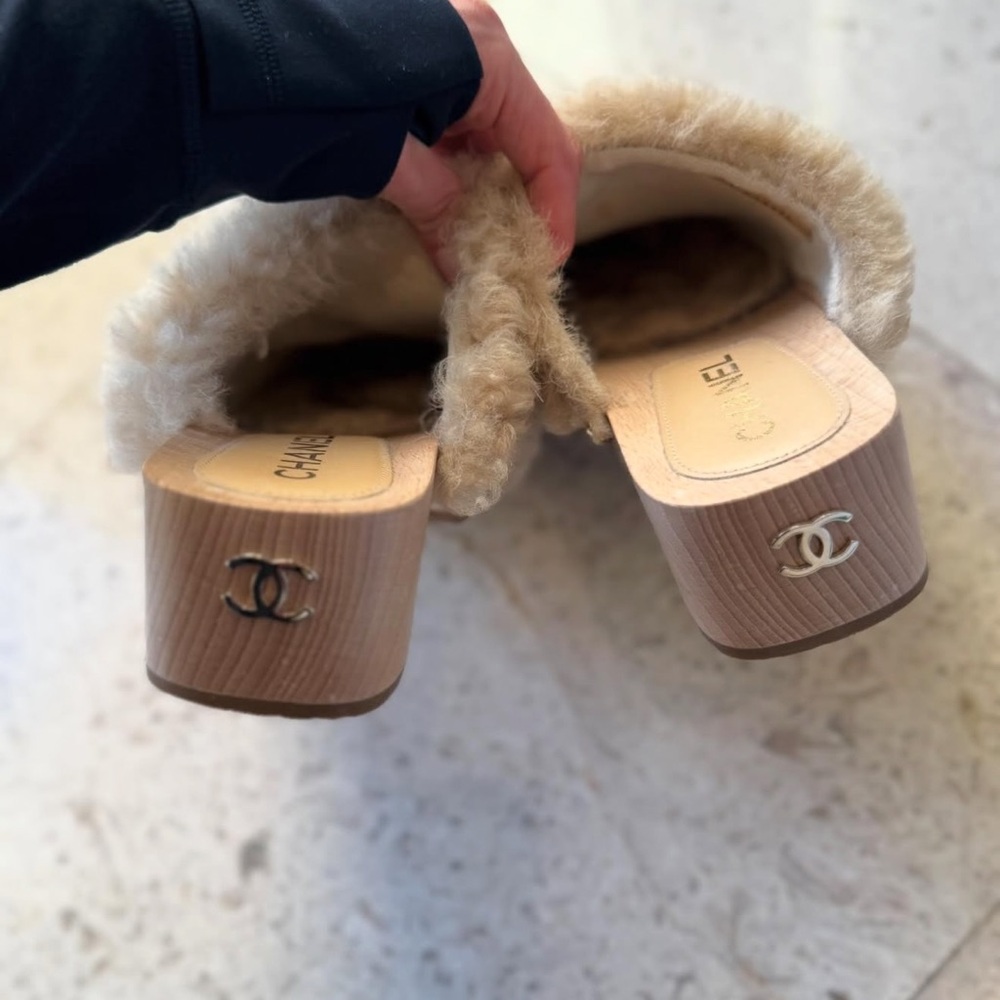 CHANEL Women's Beige Fur Slippers - Picture 2 of 3